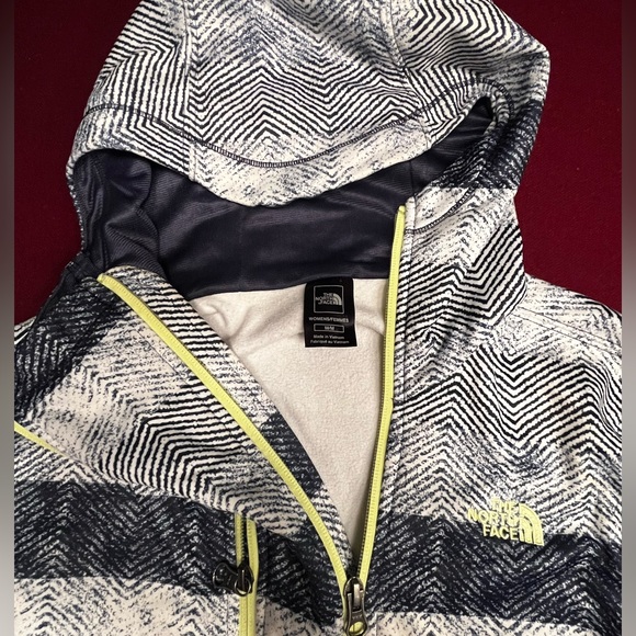 North Face Asymmetrical Hoodie- like-new without tags- size M - Picture 3 of 4